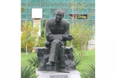 現(xiàn)代名人地質(zhì)學家李四光銅雕塑像